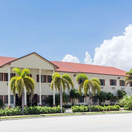 Super 8 By Wyndham Pompano Beach Eksteriør bilde