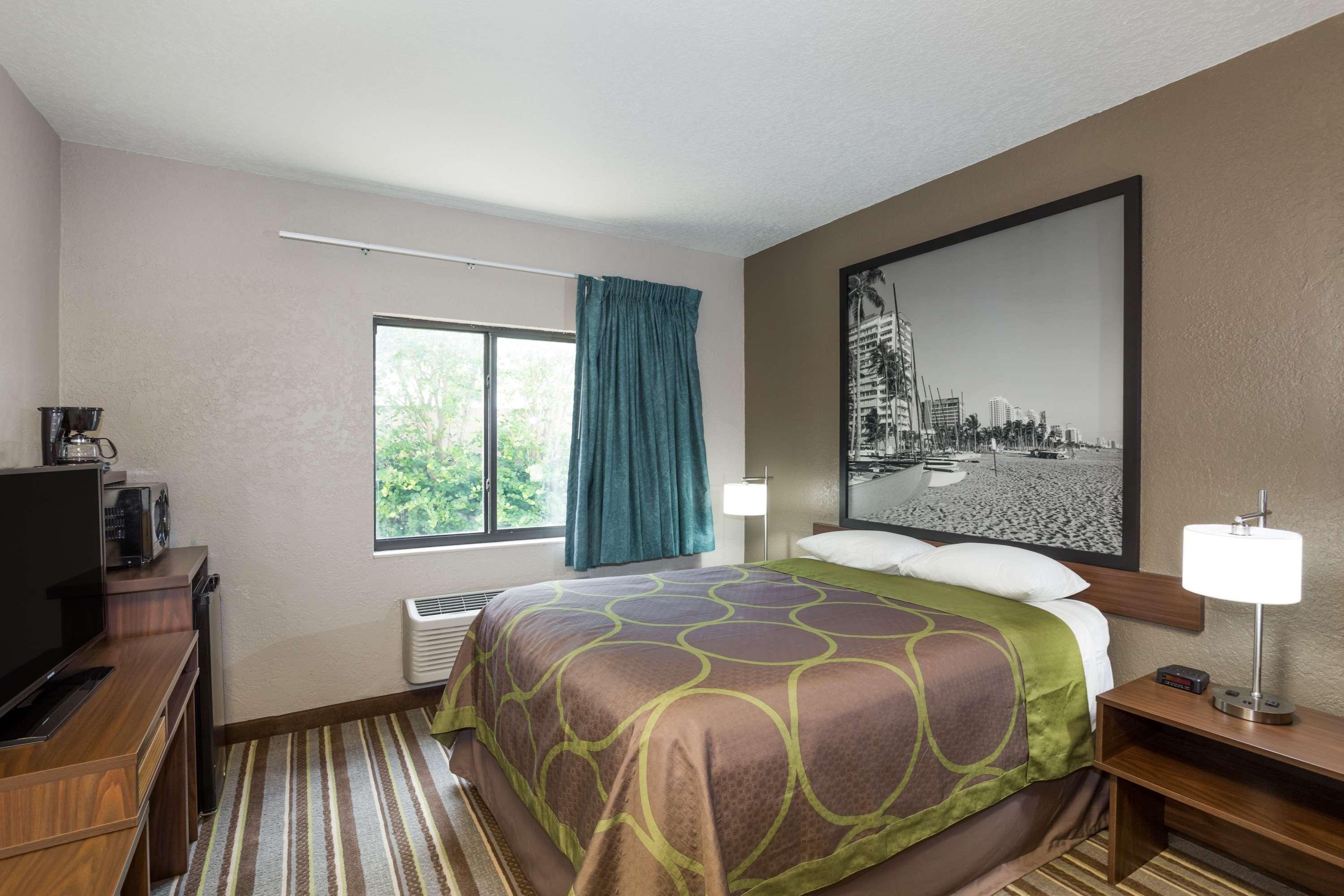 Super 8 By Wyndham Pompano Beach Eksteriør bilde