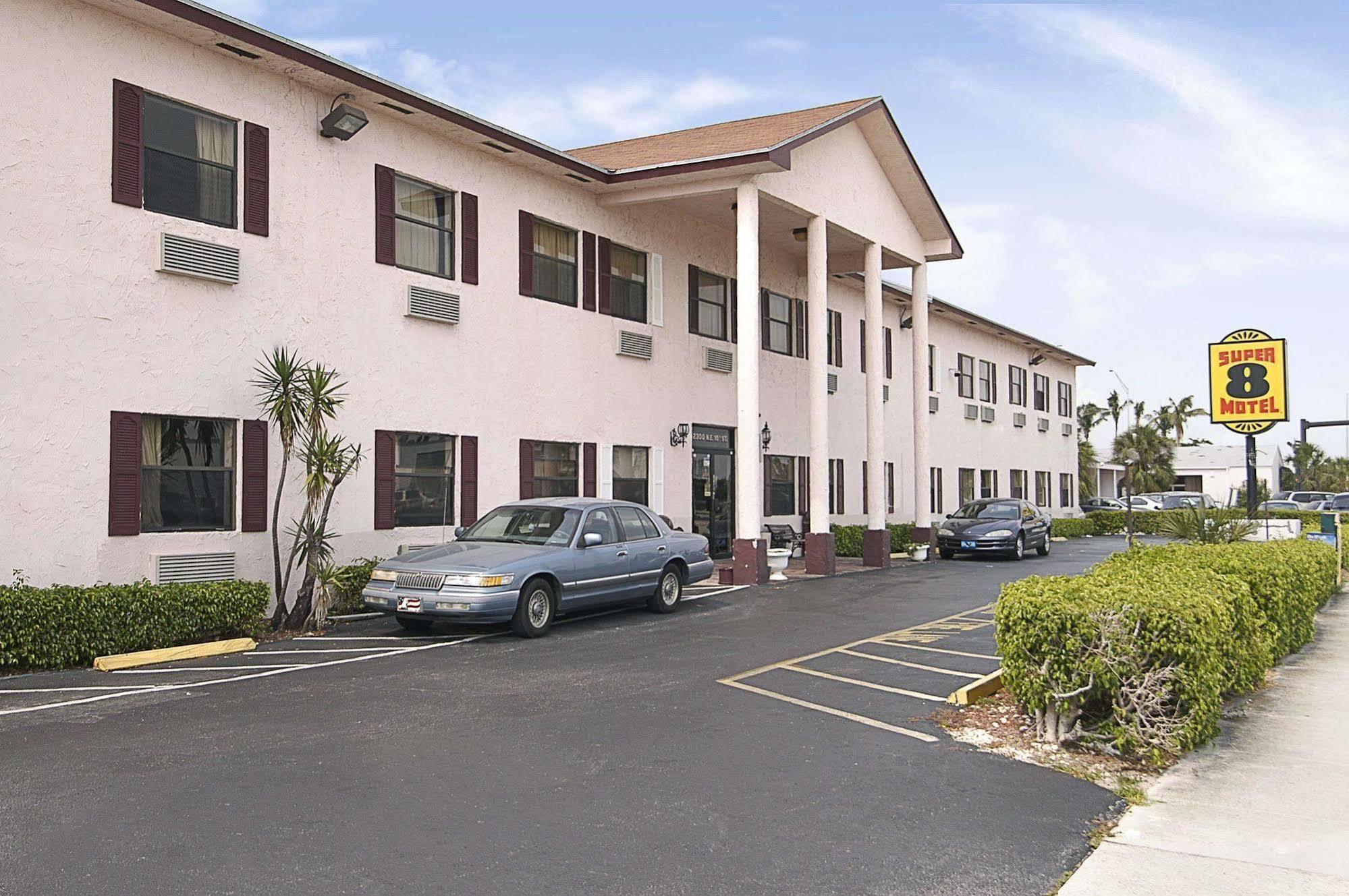 Super 8 By Wyndham Pompano Beach Eksteriør bilde